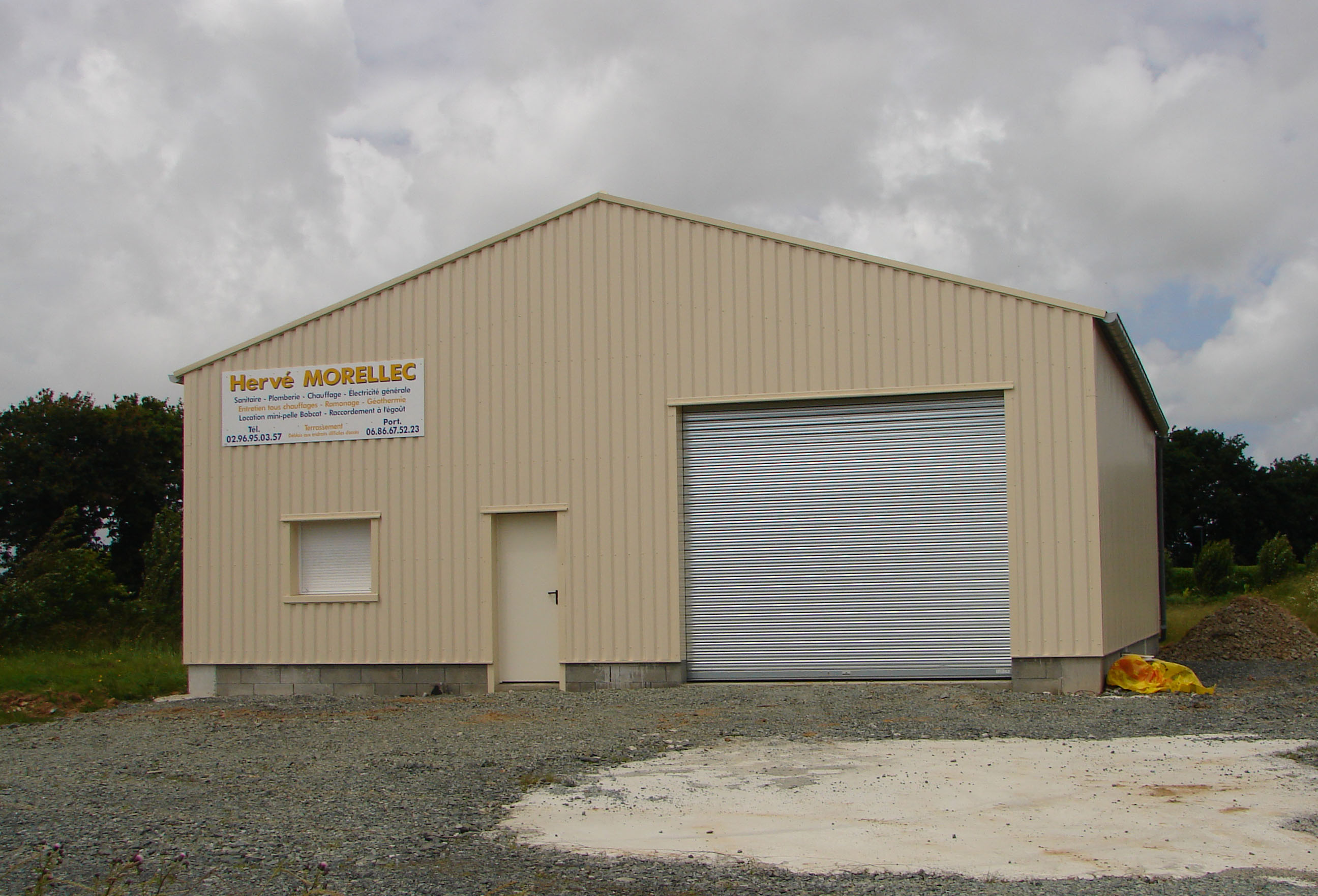 Bâtiment Artisanal Stockage Garage Bureau par Leperon Constructions
